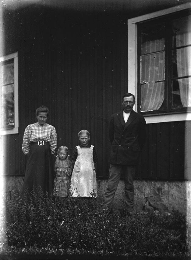 Familj med två döttrar, framför sitt hus, Västerås.