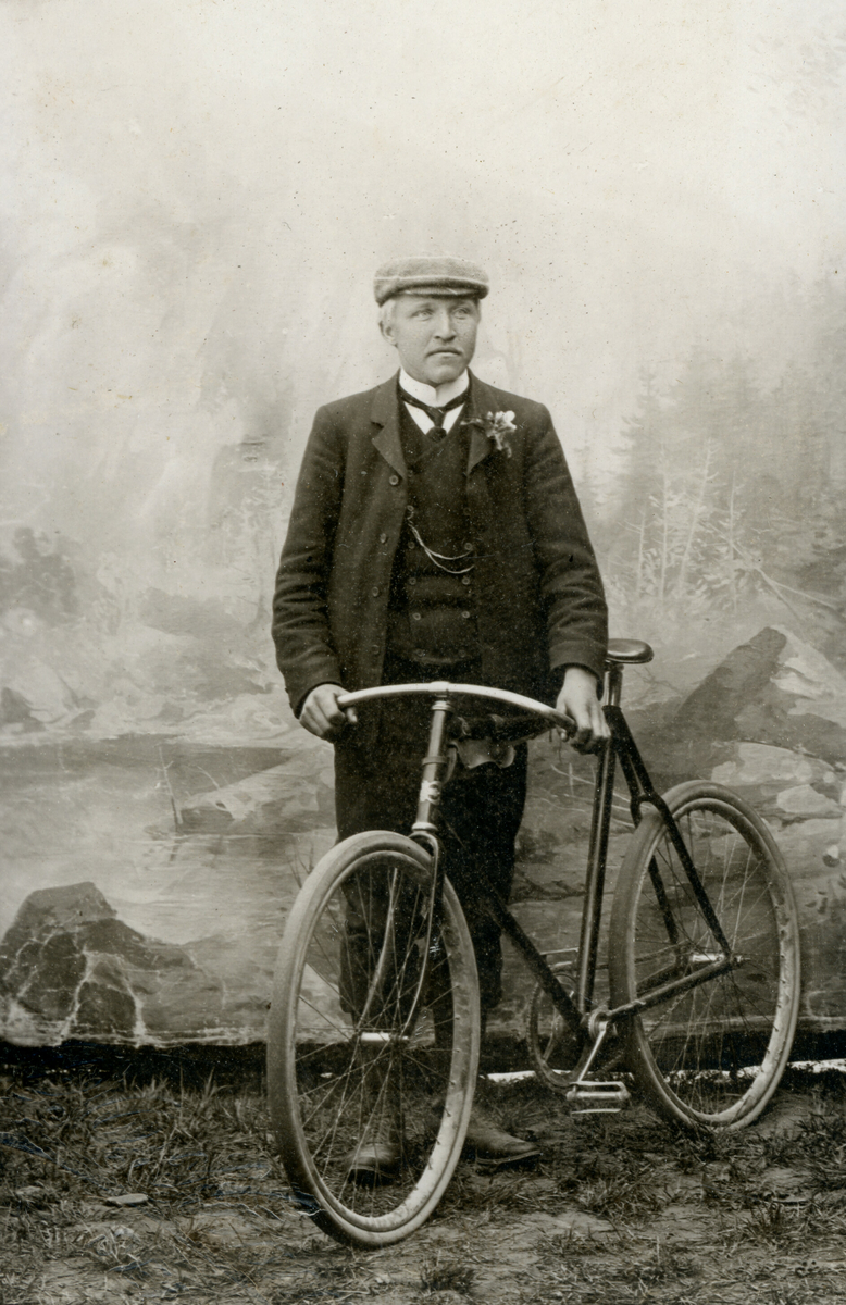 Atelierfoto av mann med sykkel.
