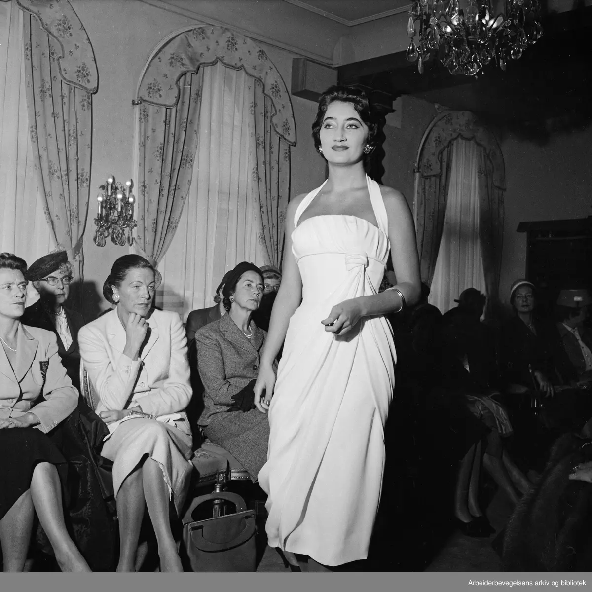 Moteoppvisning Hos Varemagasinet Steen Strom September 1956 Arbeiderbevegelsens Arkiv Og Bibliotek Digitaltmuseum