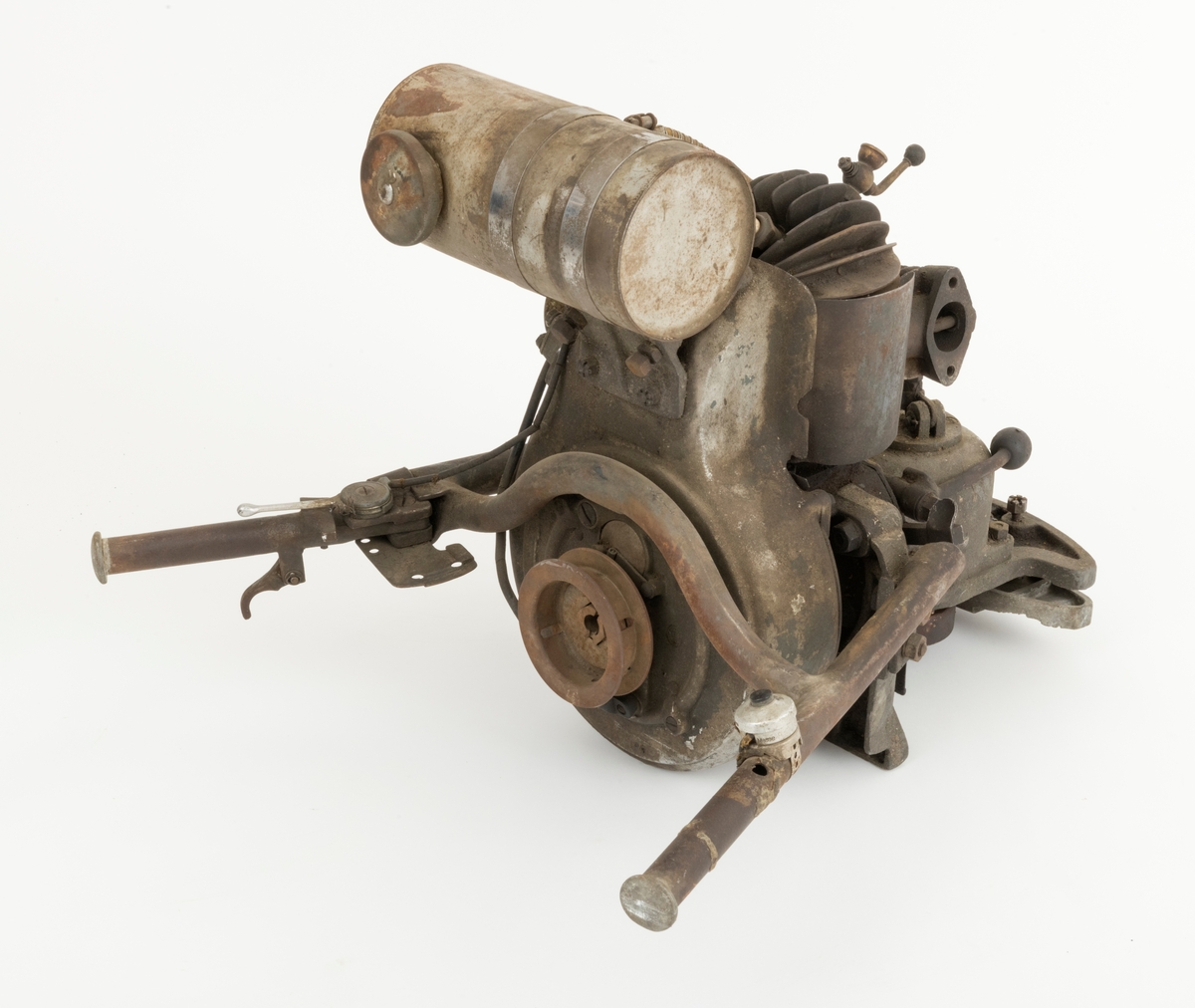 Motor til en tomanns motorsag fra den tyske Dolmar-fabrikken, sverdet og eksospotta (antatt ekspospotte, se SJF.14799) til saga mangler. Saga har to håndtak bak motoren. Det sitter en tennplugg på toppen av motoren.