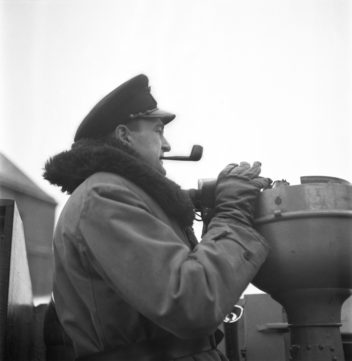 Kaptenen, Bengt Ohrelius Kungl. flottan, fartygschef på HMS Landsort.
Kapten Ohrelius är nu informationschef vid Statens Sjöhistoriska museum i Sthlm.