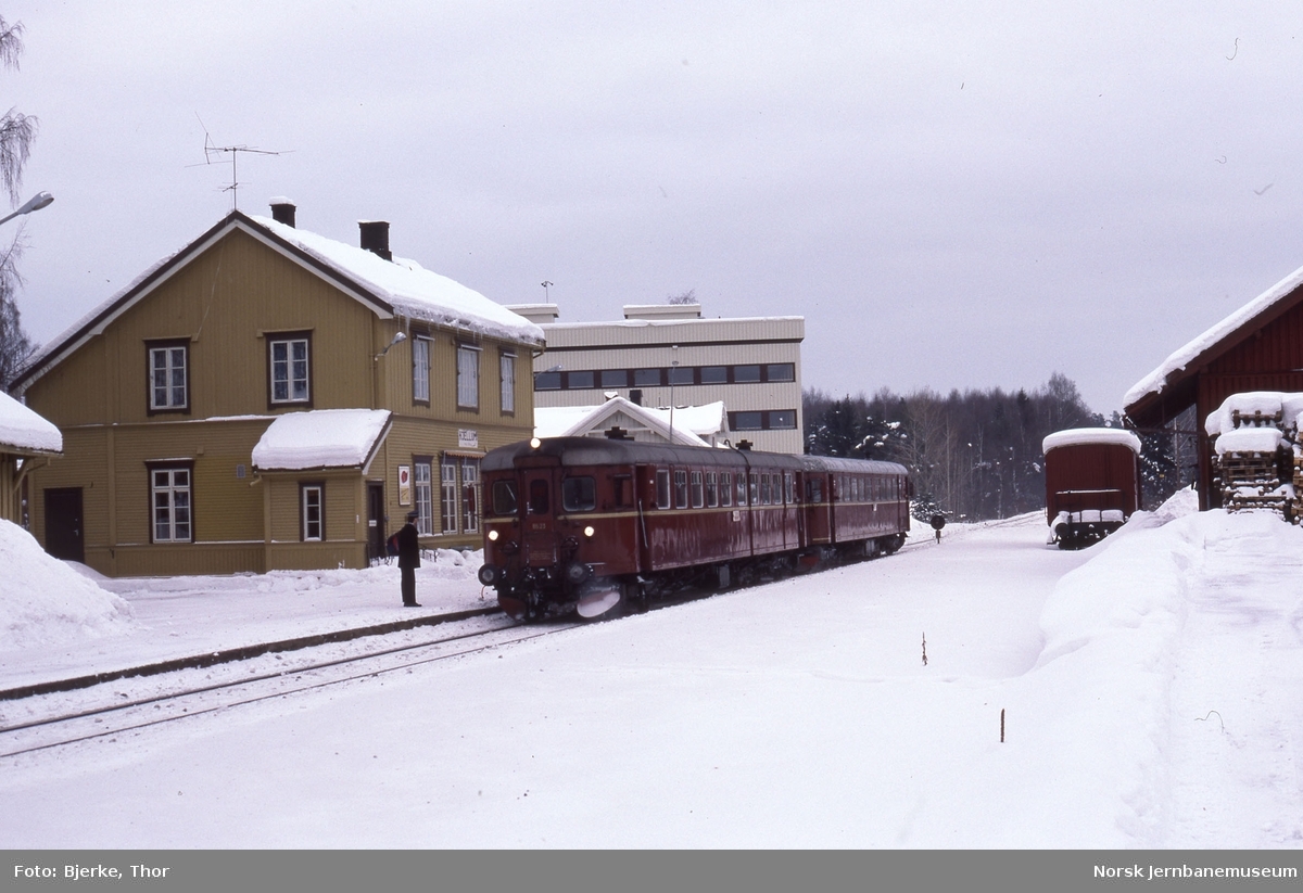 Hjellum stasjon med persontog 384 til Hamar ved plattformen, motorvogn BM 86 59 går fremst i toget