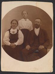 Familieportrett. Knut K. Dahle med kone Svånaug og datter An