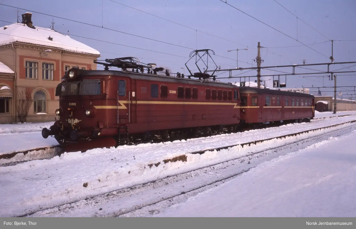 Persontog 327 til Moelv på Hamar stasjon, bestående av elektrisk lokomotiv El 13 2161 og styrevogn BDFS 86 76