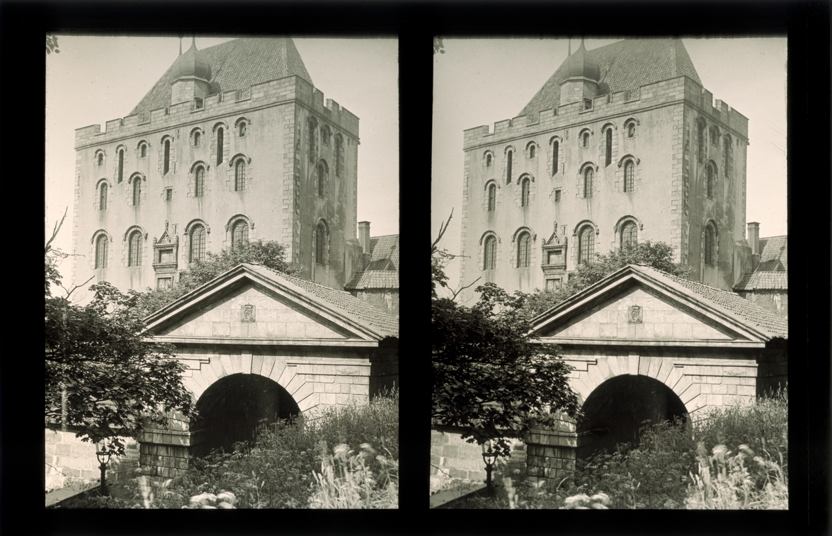 Bergenhus festning, portinngang og Rosenkrantztårnet. Tilhører Arkitekt Hans Grendahls samling av stereobilder.