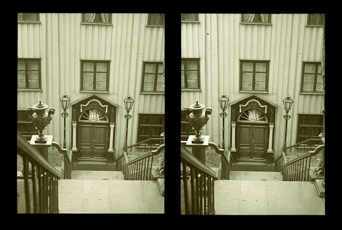 Utsnitt eksteriør, bygård i tre. Tilhører Arkitekt Hans Grendahls samling av stereobilder.