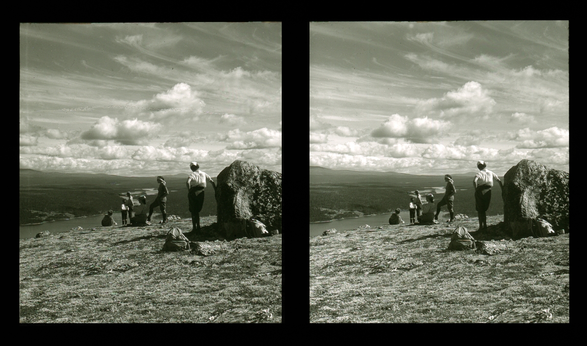 Turgåere på toppen av Rambergfjell, Røros, Trøndelag. Tilhører Arkitekt Hans Grendahls samling av stereobilder.