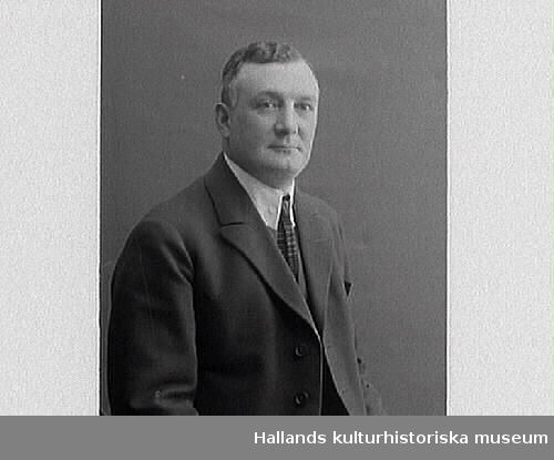 Konsul Donald Jobson som år 1917 lät uppföra den s k Jobsonska villan i Södra villastaden i Varberg, Höjden 2 (numera kv Söderport). Jobson var även engagerad i styrelsen för Varbergs Radioklubb. (Se även bild MR3_1772)