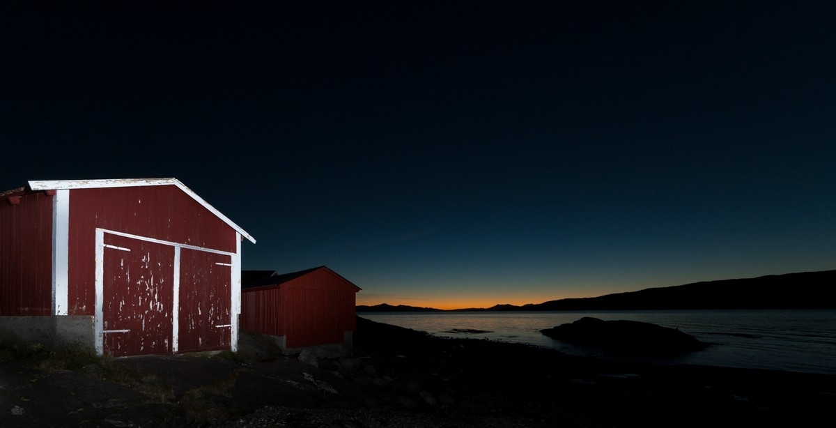 "Naust i solnedgang". Foto fra Framneslia mot vest, ut Ofotfjorden. 6. oktober ca kl 1820-1840.