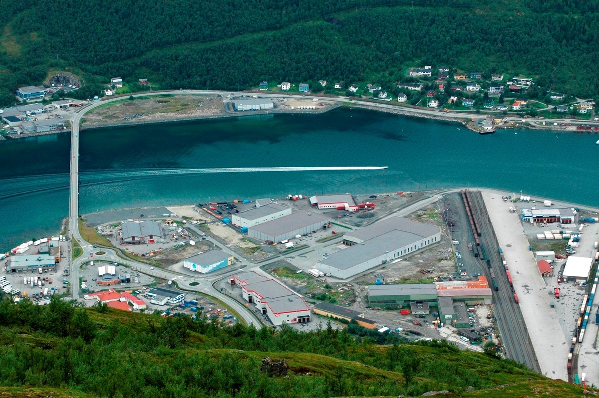 Narvikterminalen med deler av Fagernes industriområde 20. aug 2005 Fagerneskaia og Fagernsletta. Hurtigbåt på tur ut fjorden.