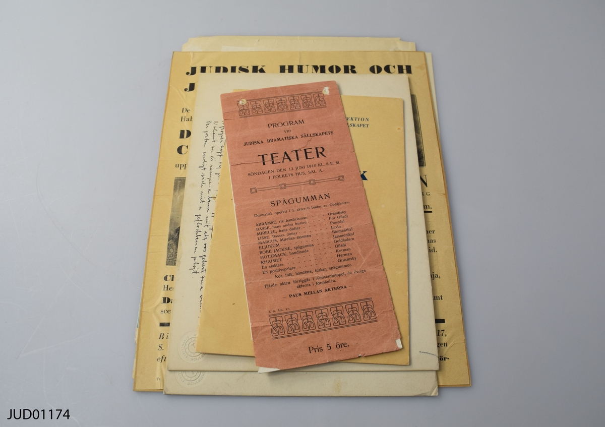 Bevarad dokumentation relaterad till pjäser uppsatta av Judiska dramatiska sällskapet, Judiska Dramatiska Amatörsällskapet med gästspelande internationella artister, Judiska klubbens teatersektion samt Habima. Program, affischer och två målade scenerier. Vissa uppsättningar till förmån för "1945 års räddade".