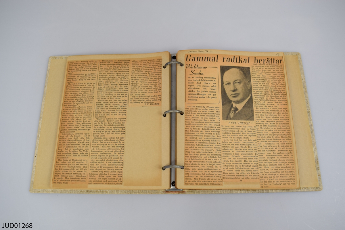 Album med tidningsurklipp. Förlagsreklam och recensioner av Axel Hirsch memoarer Levande och bortgångna (1943)