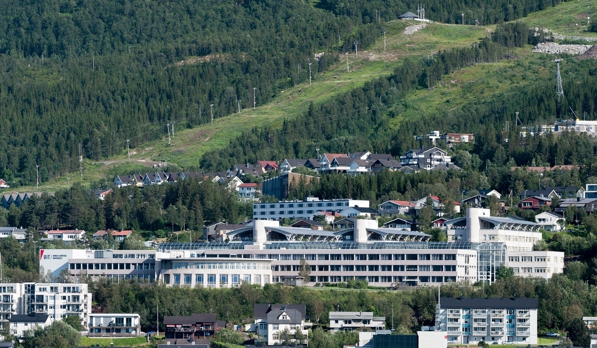 Universitetet, campus Narvik. Bilde fra en serie bilder tatt ettermiddag 7. aug 2018 fra området ved Solhaugen, dvs tvers over byen. Deler av serien viser det nye boligfeltet under utbygging i Øvre Fjellheim.