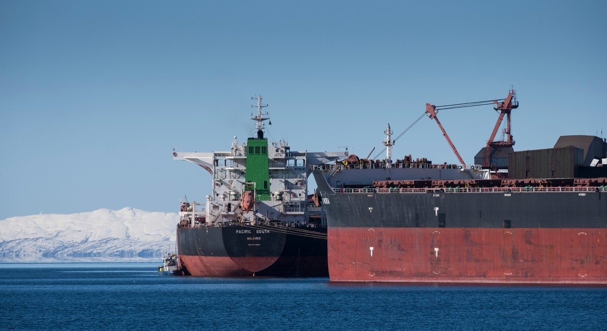 Pacific South (291 m x 45 m), cargo, laster malm ved LKABs kai 5 i Narvik, og laster vann (eller bunkers?) fra norskregistrerte Grip Solar (10,5x5 m) (water tanker).  Foto 10. april 2019.