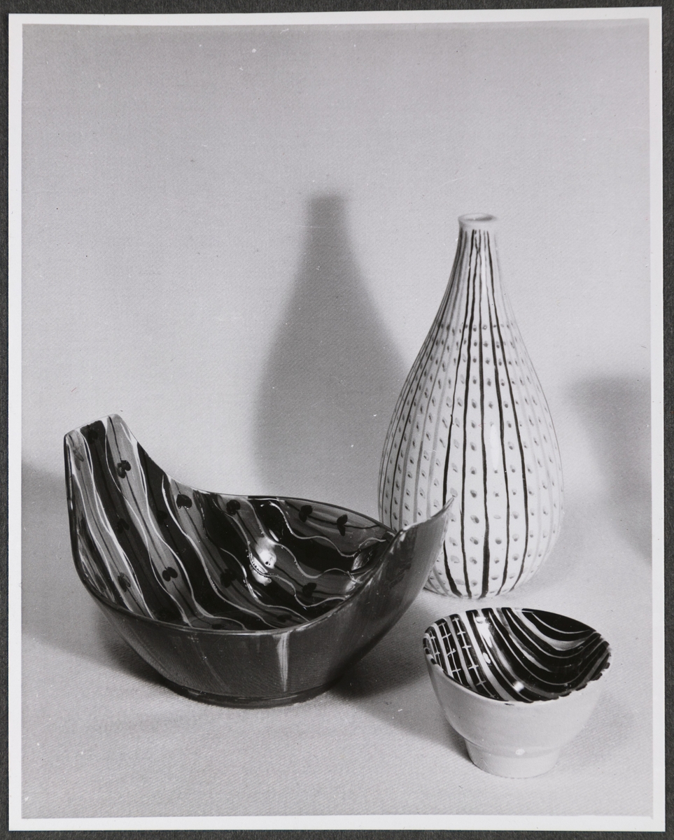Hankeskål, liten skål og vase formgitt og dekorert av Inger Waage.