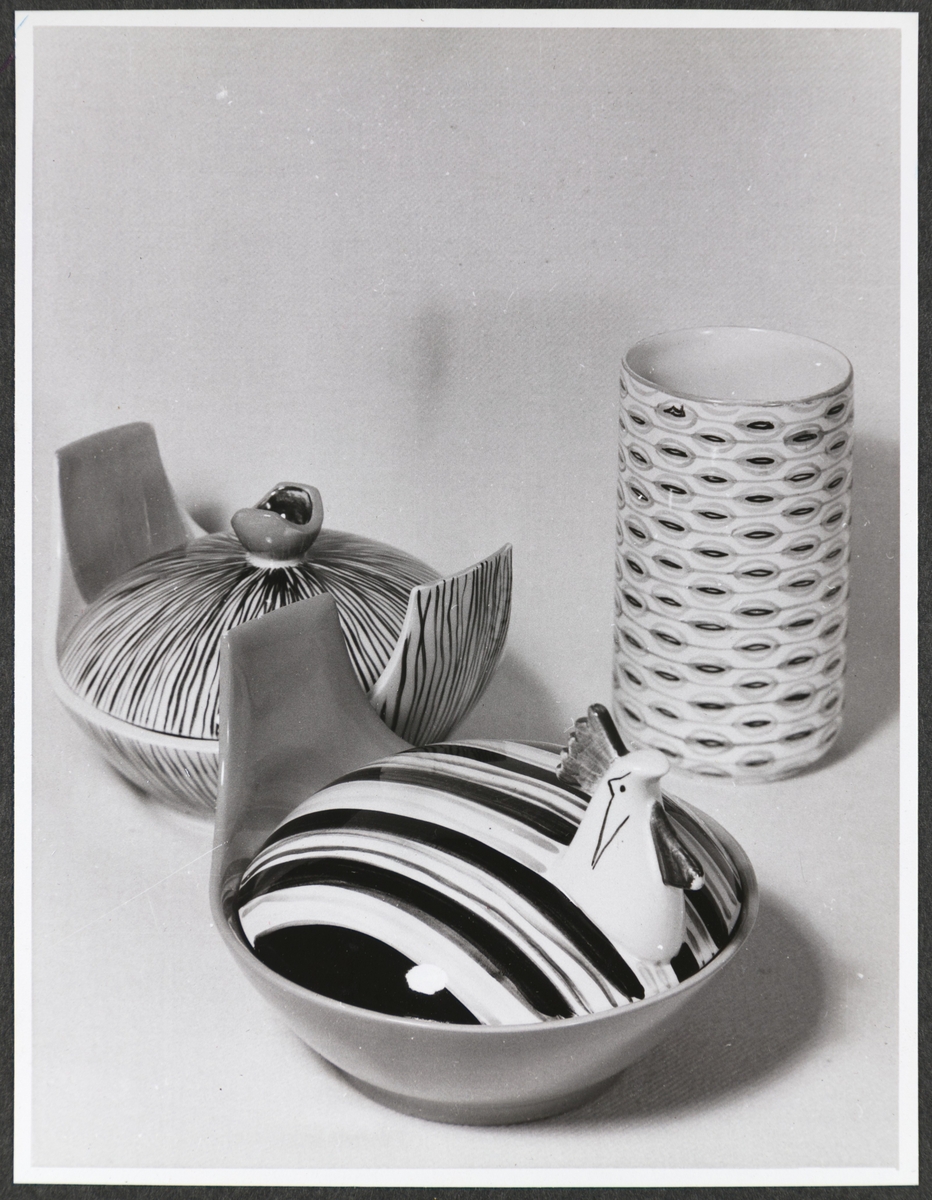 Ei hankeskål, egghøne og vase i kunstflint, designet av Inger Waage for Stavangerflint A/S.