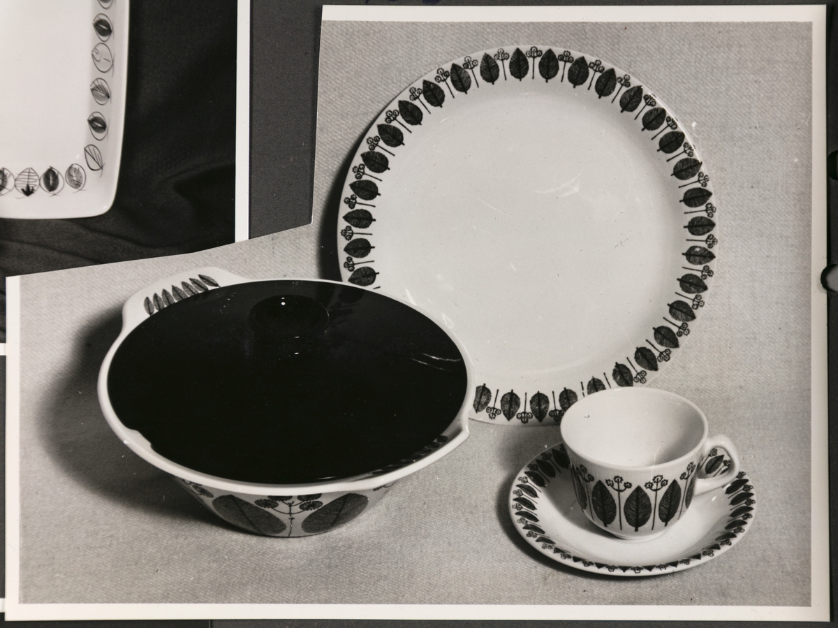Serviset "Selje" fra Stavangerflint A/S. Avbildede objekter viser tallerkener, lokk-fat, sausenebb og en kopp med underskål. 