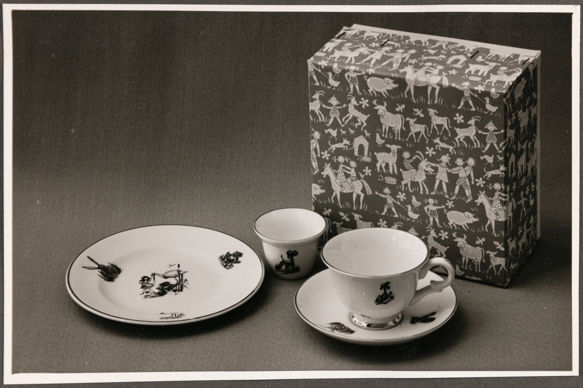 Barneserviset "Heidi" fra Stavangerflint A/S. Avbildede objekter viser en tallerken, kopp og ei skål.