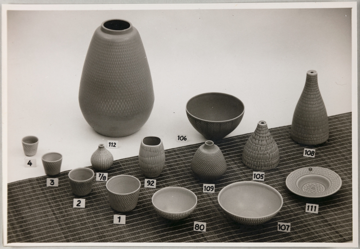 Prydartikler som vaser, boller og fat, produsert av Stavangerflint A/S.
