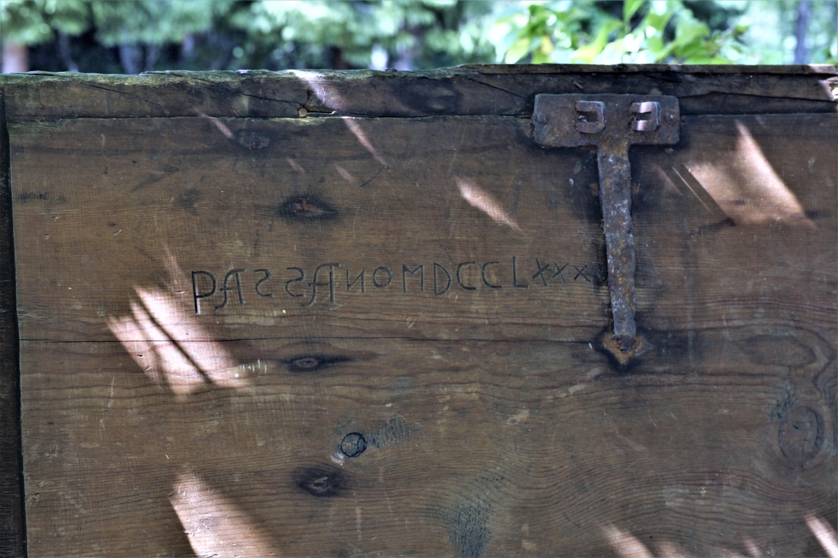 Blåmalt, jernbeslått, to gangjern på lokk og ett midt på kista med nøkkelhull, nøkkel mangler, Leddik i venstre ende, lokket på den mangler. Kistehåndtak, flatt lokk. På utsiden er påmalt med svart skrift Jakob Thorbjørnsen Opiem? aar 1835. Under lokket er innhogget PASS ANO MDCCLXXV (1785)
I ei trekasse i kista ligger 3 lås, 2 pengepunger,3 jernborer og noe skomakerverktøy, 1 fiskebollkopp med ymse småtterier, 1 ask med antennekabel, 1 støvellest, 1 stabburslås med nøkkel. I en pappaskfinnes bl.a stopplås med nøkkel, to briller, 1 dramglass og endel kvitteringer med bl.a navnet H Møllerhagen 1929 og 1 sagblad til grindsag.