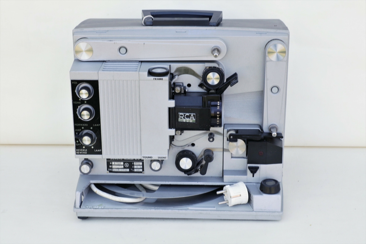 Filmfremviser for 16 mm film og lyd. Modell 1600 Projector, Radio Corp. of America. Levert i Norge av Siemens. Nr.: 1086806
