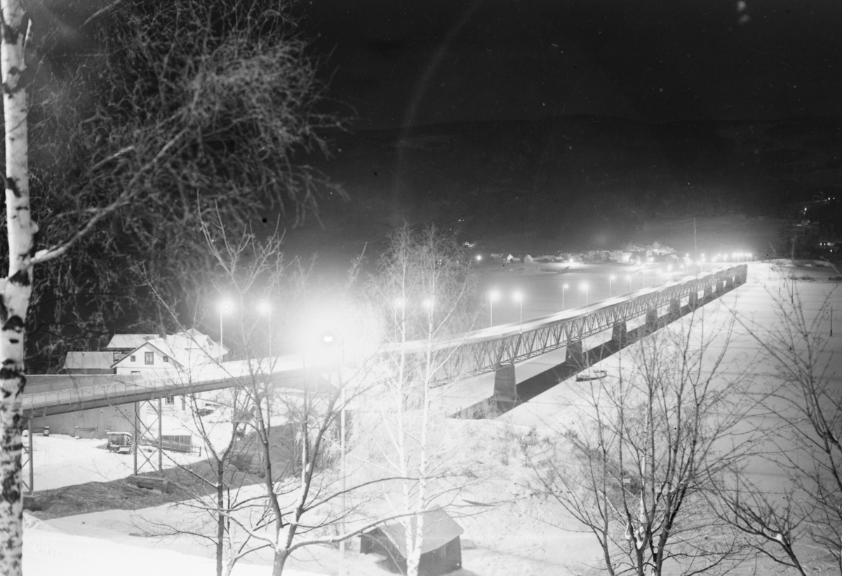  Vinterbilde av Vingnesbrua i Lillehammer belyst med elektrisk gatebelysning. Vingnes på andre siden.