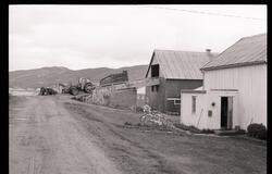Hus, fjøs og traktorer på gården til Esten Hokland på Kveøya
