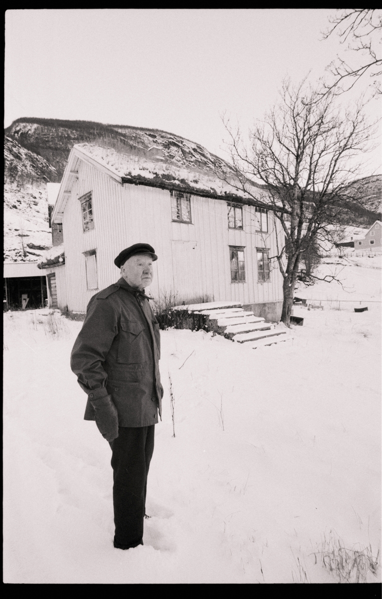 Markus Hansen fotografert ute foran et hus på 80-årsdagen.