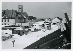 Vardø gamle barneskole med gymsalen i bygget til venstre i b