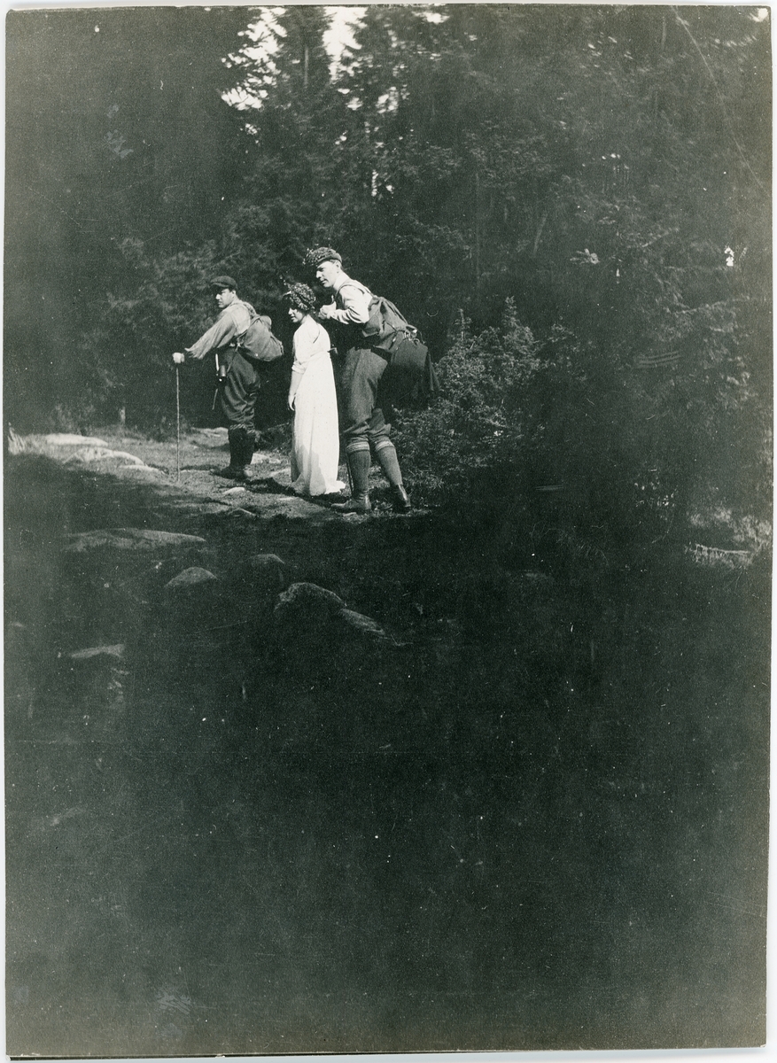 Olof Thunman på vandring med en kvinna och en man, Billinge, Uppland 1913