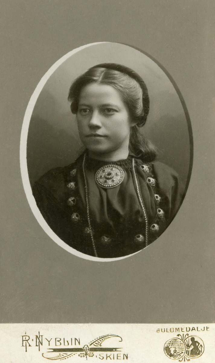 Ovalt brystbilde, visittkortfoto av kvinne