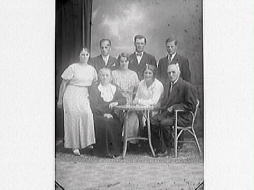 Familjebild med ett äldre par och sex yngre vuxna. Beställare: Adolf Andersson, Åhs 13 Pixsjö, Tvååker.