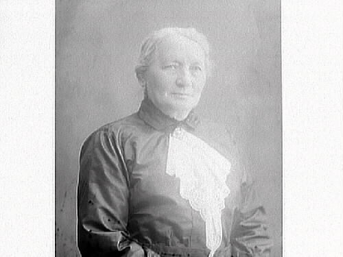 Porträtt av fru Anna Friberg klädd i stort spetskrås.