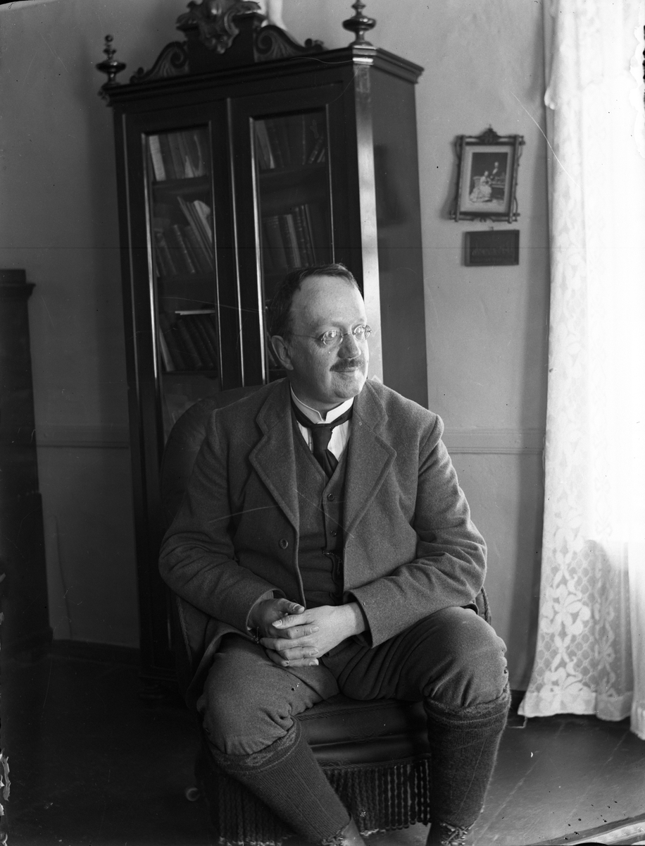 Fotosamling etter Kjetil Skomdal (1881-1971). Fotografen virket i perioden 1910 til 1960 og hadde eget mørkerom hvor han også tok imot film fra andre fotografer. I perioden var han også postbud i Fyresdal. Portrett av mann.