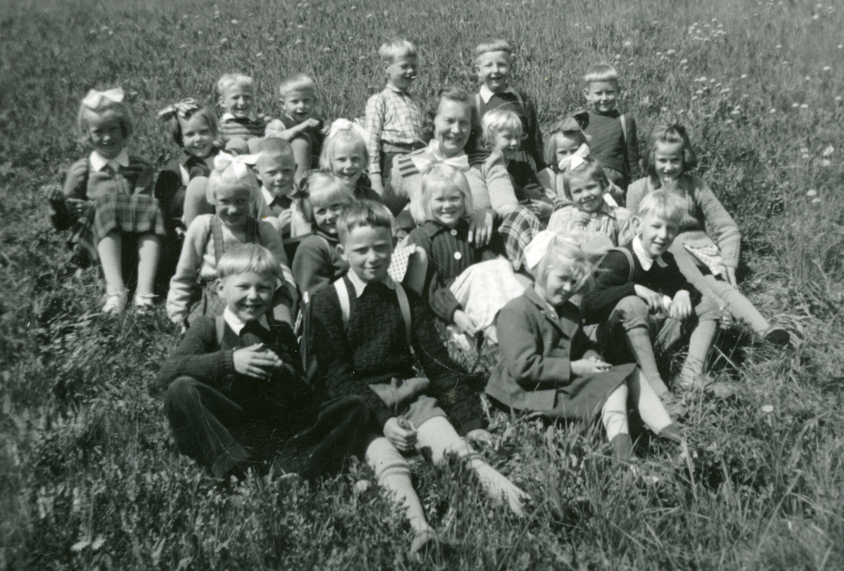 Bilde av 1. klasse ein av dei første åra på 1950-talet.  Bildet er gitt av Margit Liestøl.