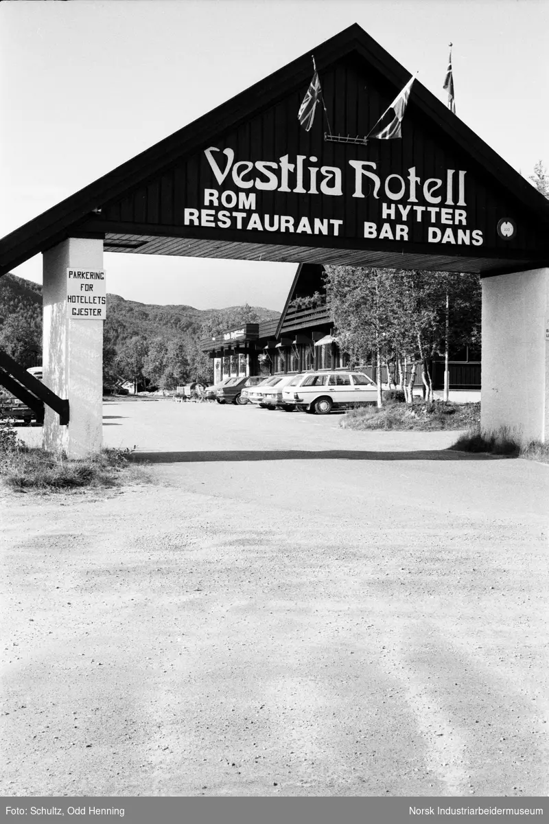 Pensjonisttur til Vestlia Høyfjellshotell på Geilo. Hotellporten.