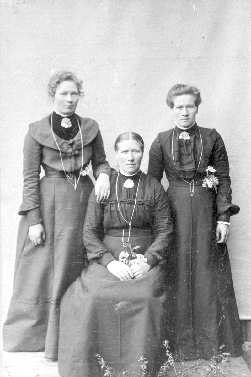 Randi Kvale med mor og syster