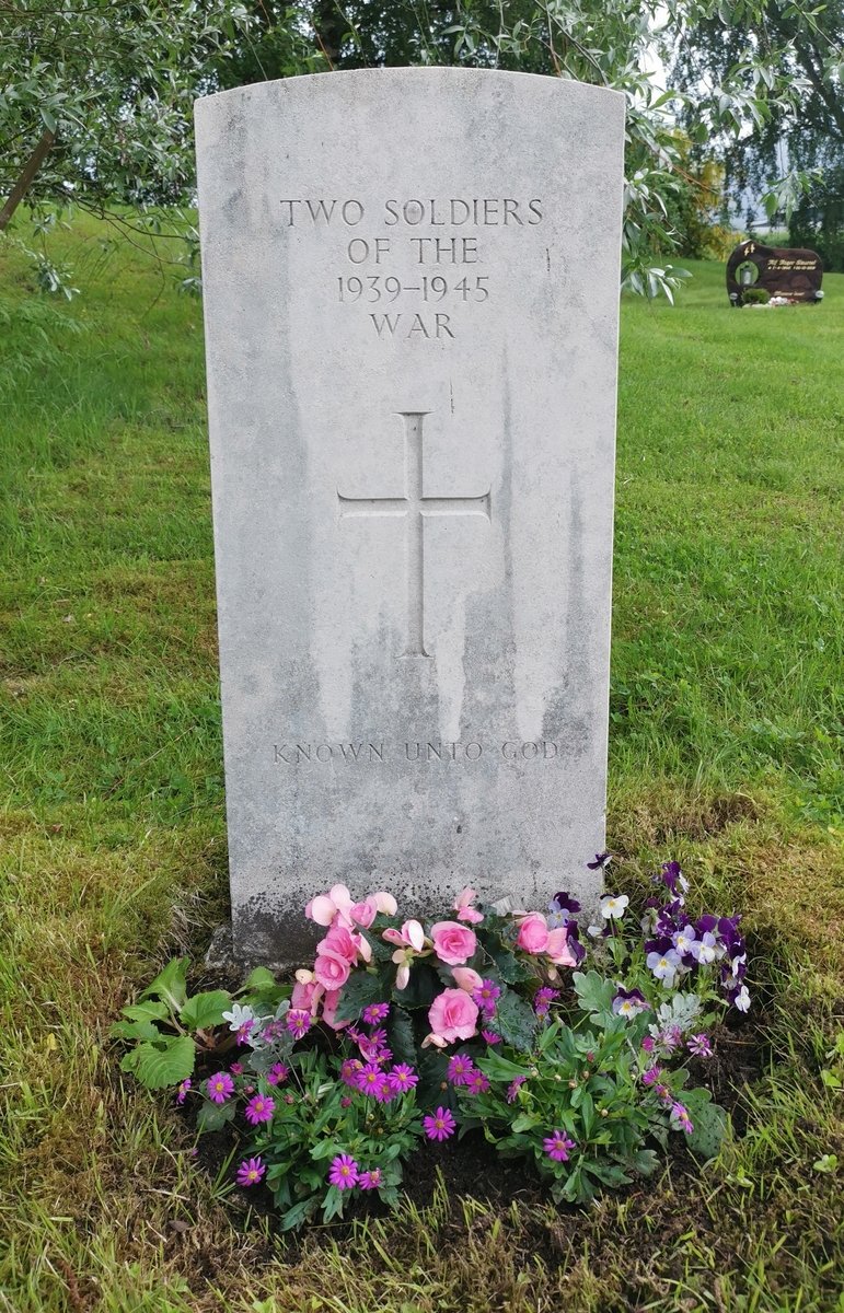 "Two Soldiers of the 1939–1945 War". Britisk krigsgrav på Åndalsnes kirkegård.