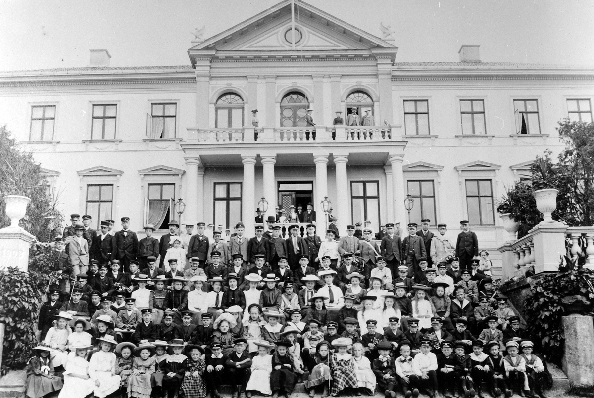 Alingsås läroverk på utflykt till Nääs Slott, 1902.