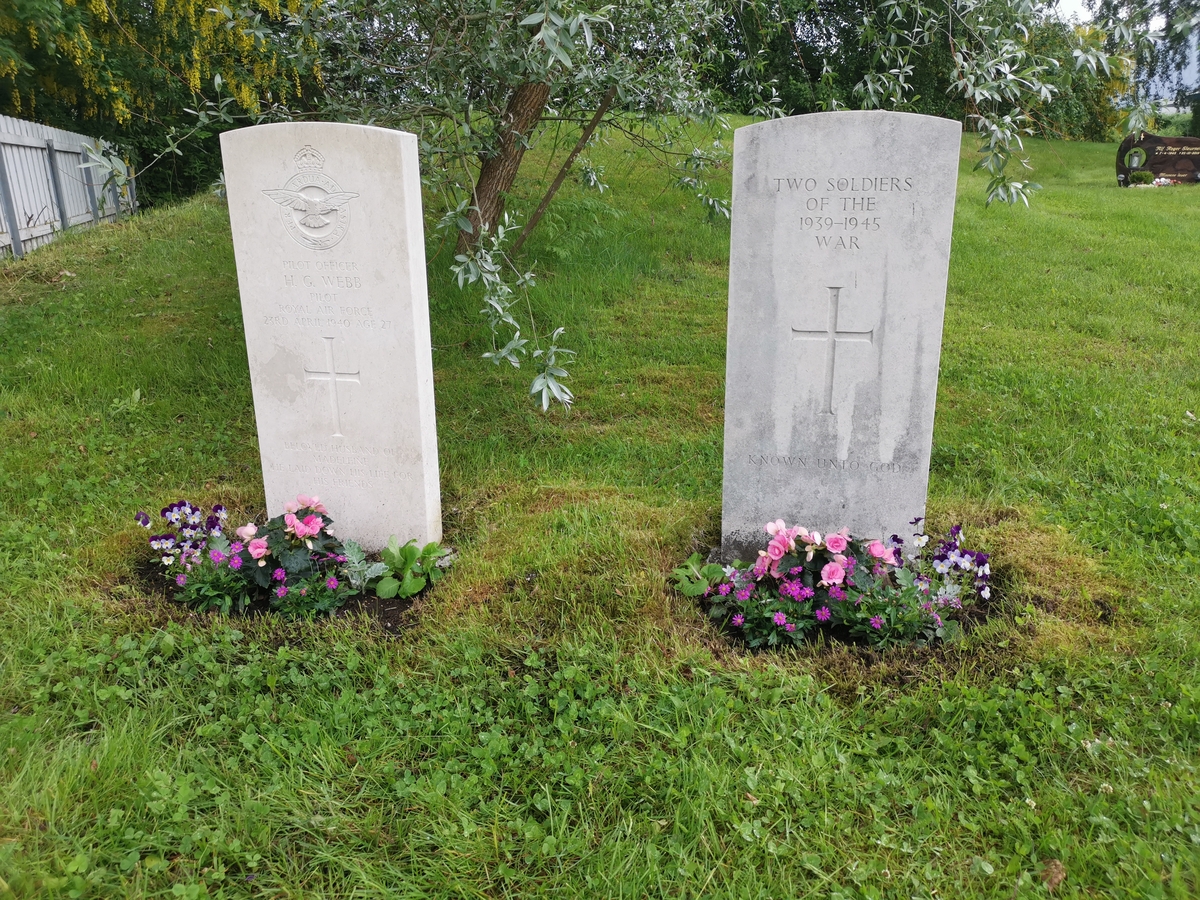 Hector Garman Webb og "Two Soldiers of the 1939–1945 War", britiske krigsgraver på Åndalsnes kirkegård.