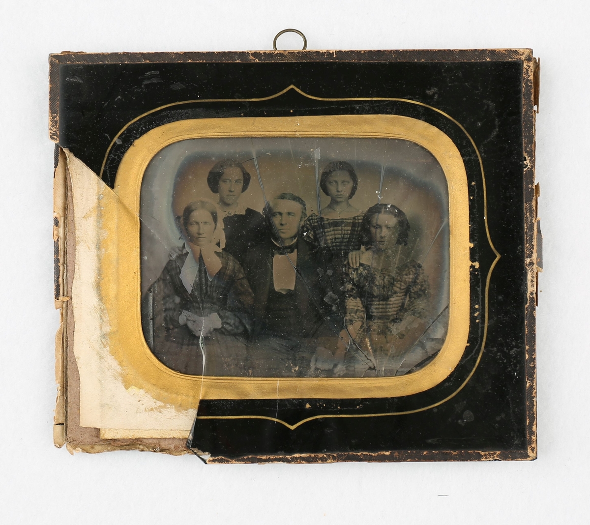 Ambrotypi av familiegruppe. De avbildede kvinnene er Kaia, Dina, Ingeborg Dorthea og Sophie Nordal.