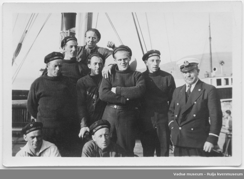 Gruppebilde av marinesoldater. Bildet er tatt på et dampskip.  Bildet har tilhørt Lars Rygh fra Hønefoss som var med kanonbåten "Frithjof", på minerydding i Varangerfjorden 1917 - 1918.
