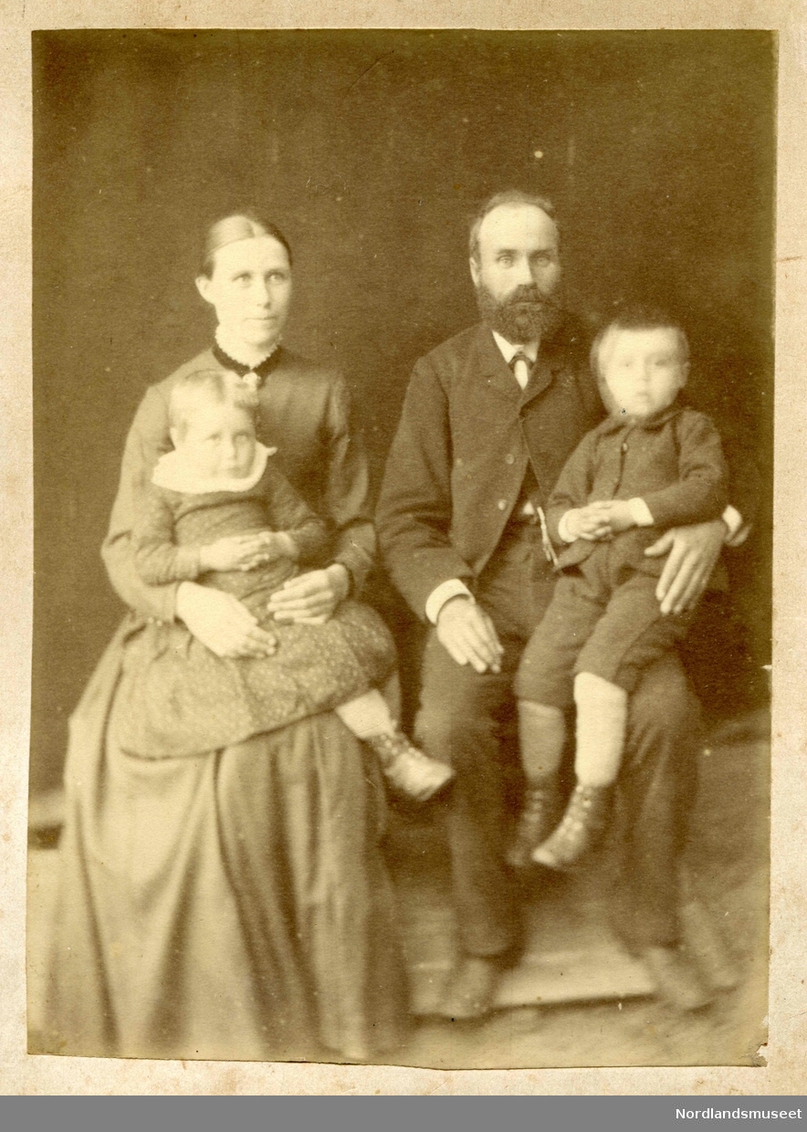 Familiebilde. Karen og Kristian Kristensen med ungene Bernhoff og Berhardine.