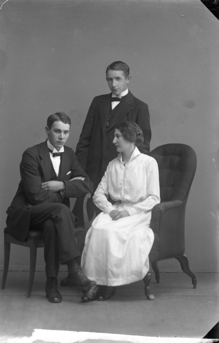 Gruppbild med två unga män och en ung kvinna