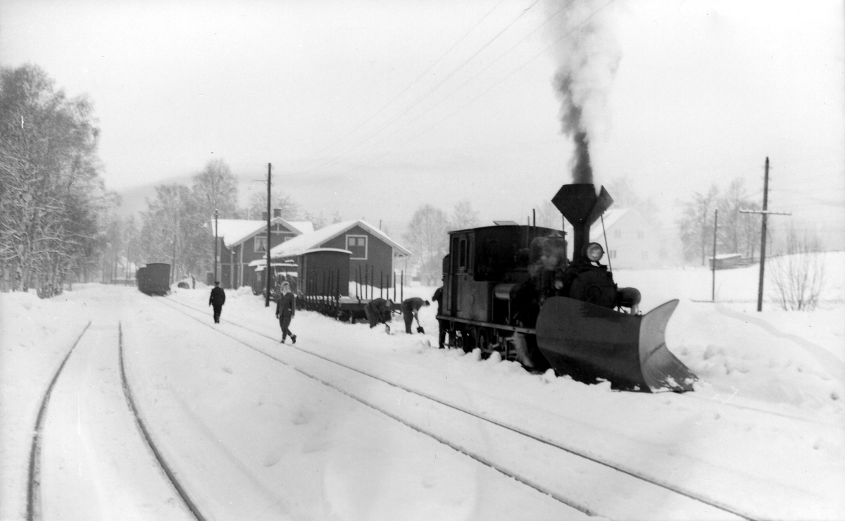 Setesdalsbanen. Godstog og lok nr. 5 ved Hornnes stasjon. Februar 1961.