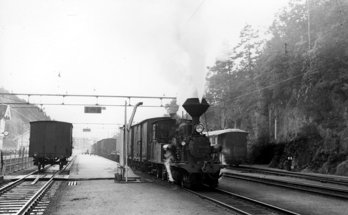 Setesdalsbanen. Lok nr. 5 og avgang fra Grovane stasjon.  August 1958.