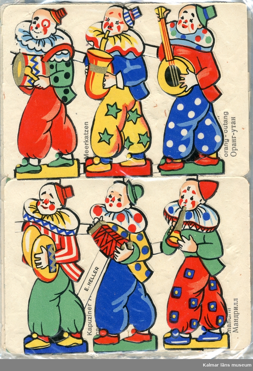 Clowner med musikinstrument; trumma, tuba, banjo, cymbaler, dragspel och klarinett ? Clownerna har färgglada och mönstrade dräkter.
