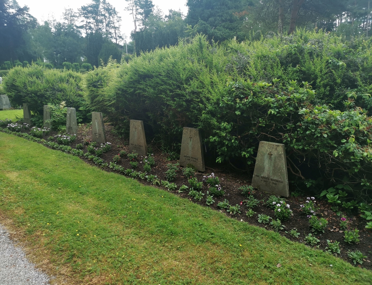 Gravfelt for norske falne under 2. verdenskrig på Øvre gravlund i Ålesund. Gravene er markert med individuelle gravstøtter, de fleste med lik utforming. På en forhøyning midt i gravfeltet er det reist en stein med teksten "De gav livet for Norge 1940–1945".