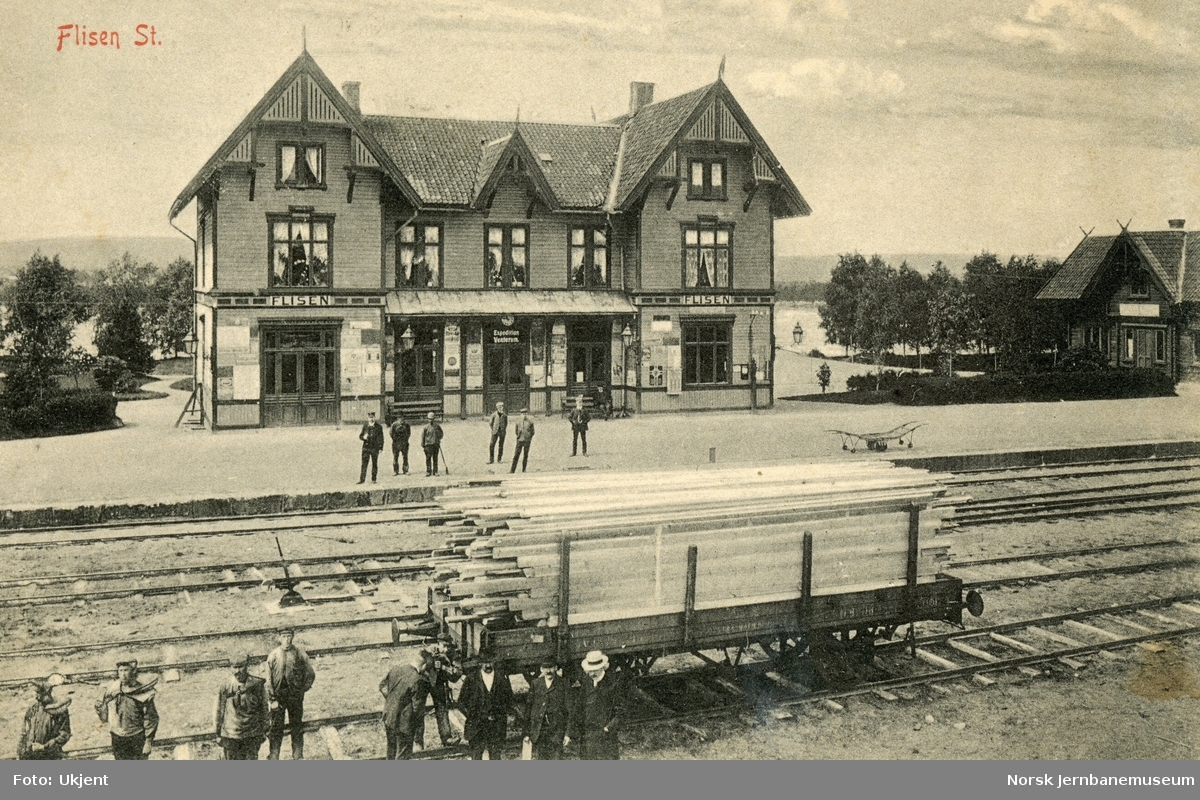 Flisen (Flisa) stasjon på Solørbanen. Arbeidere og fullstet stakevogn med planker i forgrunnen