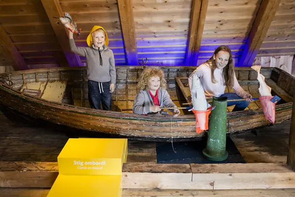 Barn leker i losbåten i utstillingen ressurser til låns